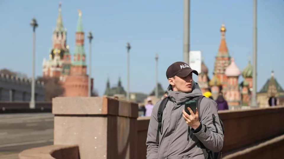 Правительство планирует информационную систему учёта идентификаторов мобильных устройств (IMEI). Операторы будут передавать данные и обязаны блокировать SIM‑карты для телефонов, включённых в список запрещённых; предполагаемая дата вступления в силу — 1 марта 2027 года.