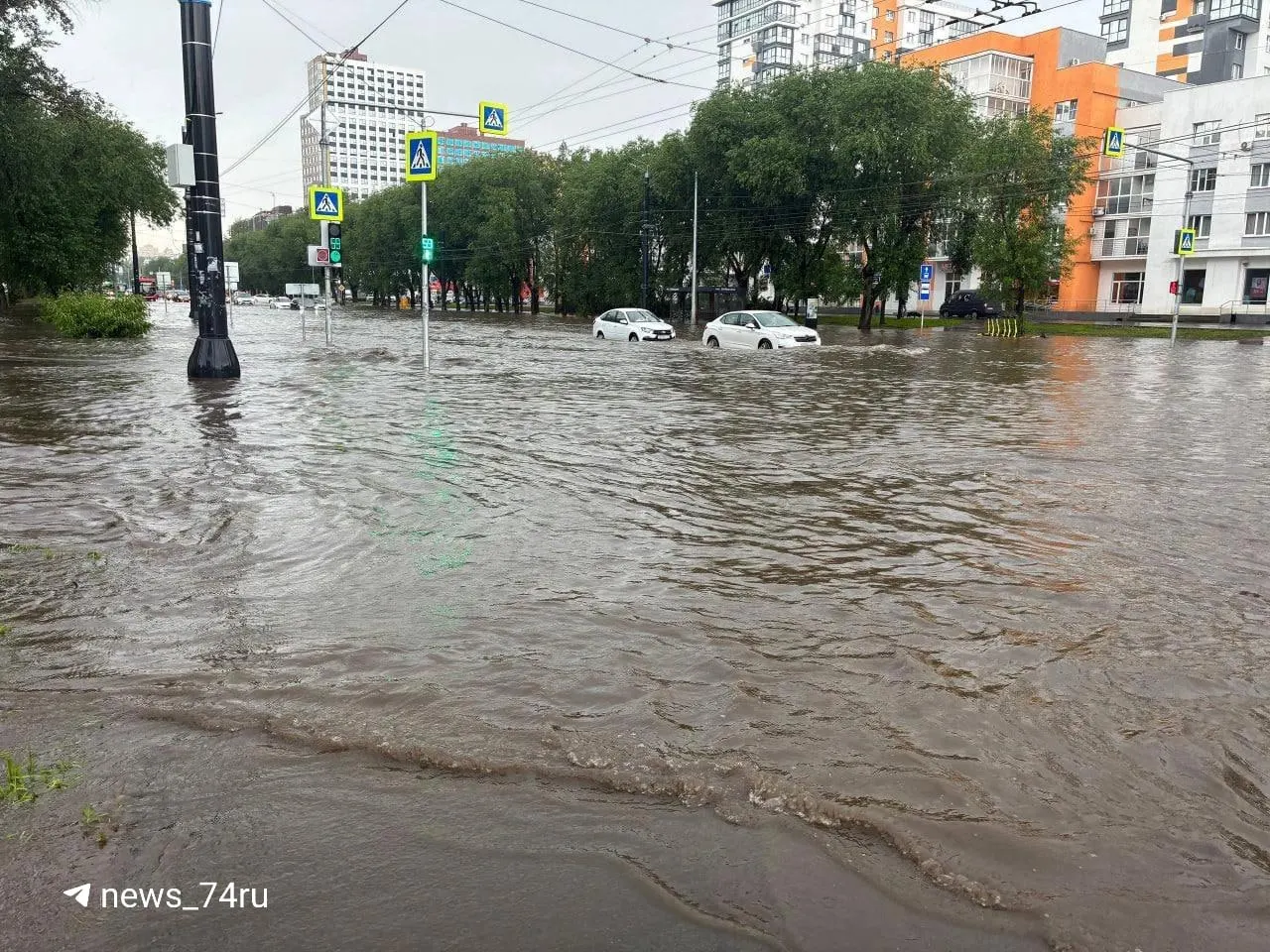 Затопление произошло из‑за забитых ливневок — скошенная трава и мусор перекрыли стоки. Коммунальные службы выехали на прочистку и утверждают, что работали по нормативам.