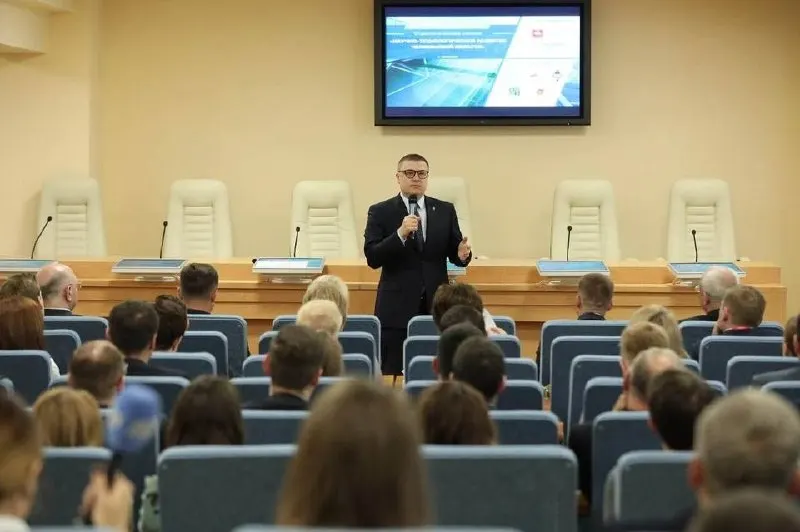 В Челябинске сотрудников некоторых кафедр Южно-Уральского госуниверситета попросили до конца года обеспечить до 250 тыс. руб. внебюджетных доходов — в противном случае звучат намёки на сокращения и иные кадровые решения.