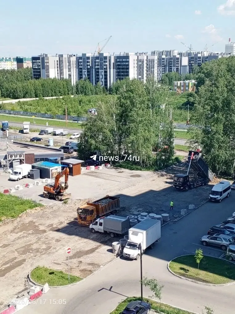 Дорожники снова вышли на участок: работы несколько раз останавливались и возобновлялись. 400 метров дороги планируют сдать к 1 октября, на проект заложено 57 млн рублей.
