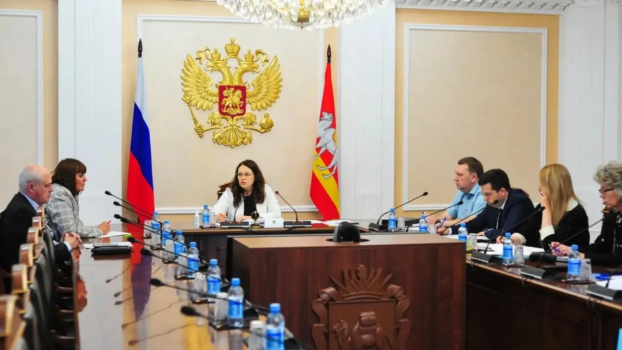 Власти региона провели экстренное совещание и заявили о непрерывных поставках, связывая дефицит на АЗС с перераспределением спроса и логистическими изменениями. Жители сообщают о пустых колонках, а эффективность мер пока под вопросом.