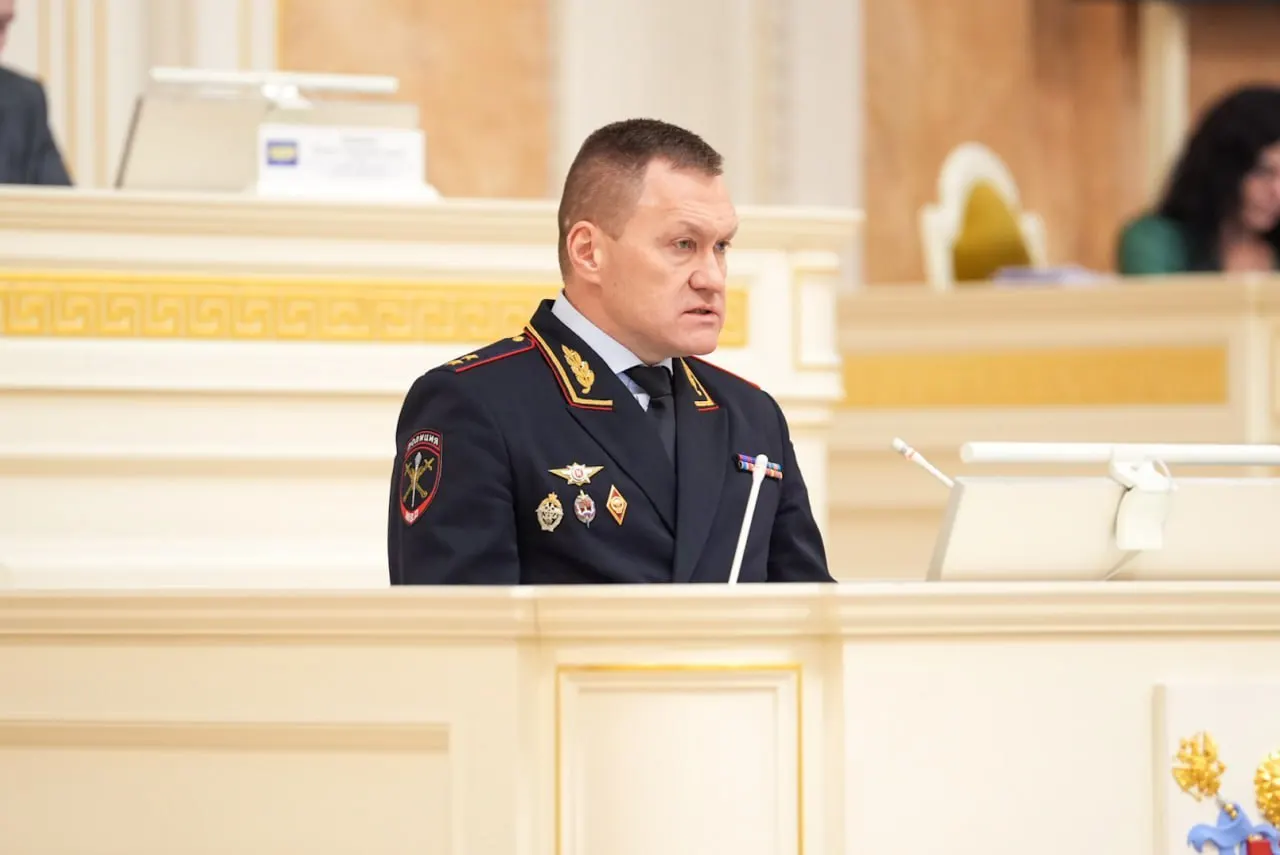 В расширенный перечень ЕС попал руководитель ГУ МВД по Санкт‑Петербургу и Ленинградской области — санкции связаны с арестами скорбящих по Навальному и уличных музыкантов. Попавшим под санкции запрещён въезд в ЕС, а их активы в европейских банках замораживают.