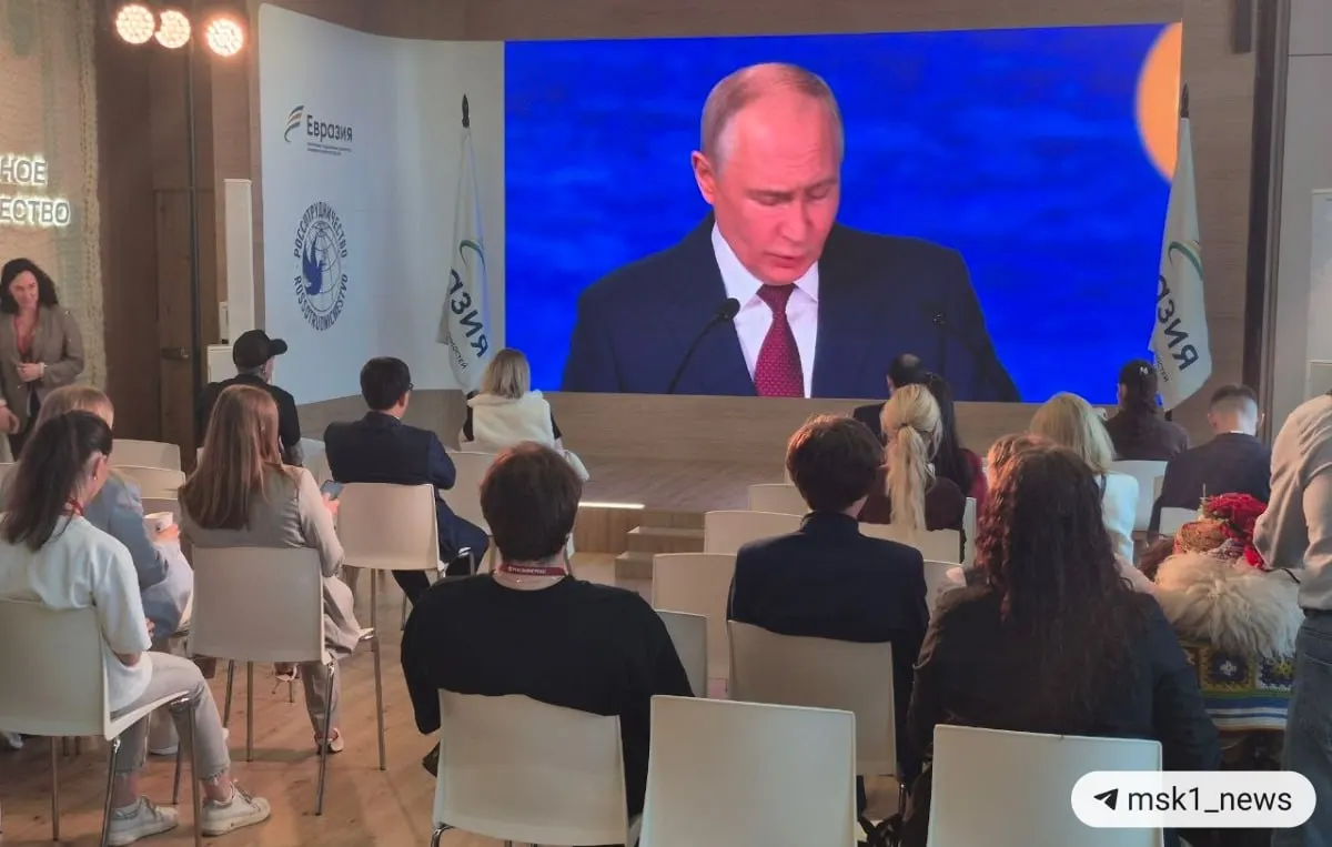 Президент отметил смещение центров экономического роста в пользу Глобального Юга, усиливающуюся роль БРИКС и ослабление вклада G7, а также связал проблемы курса доллара и евро с изъятием международных резервов России.