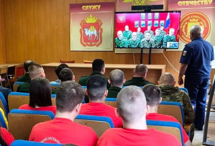 В областном военкомате через телемост студентам рассказывали о службе операторов дронов и призывали вступать в подразделения БПЛА.