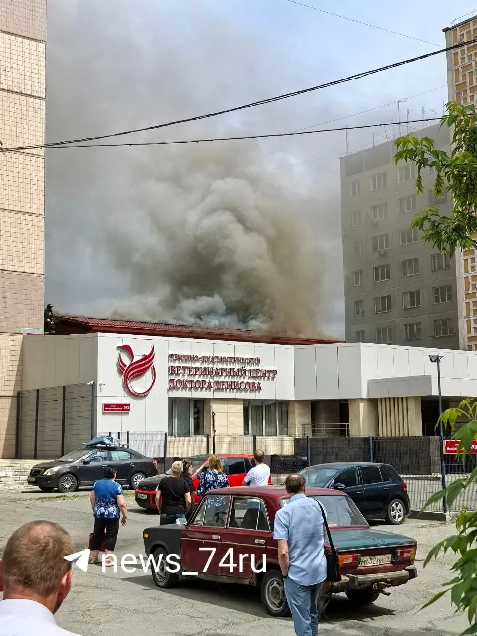 На кровле ветеринарного центра на Молодогвардейцев началось возгорание, персонал эвакуировался на улицу, пожарные работают на месте.