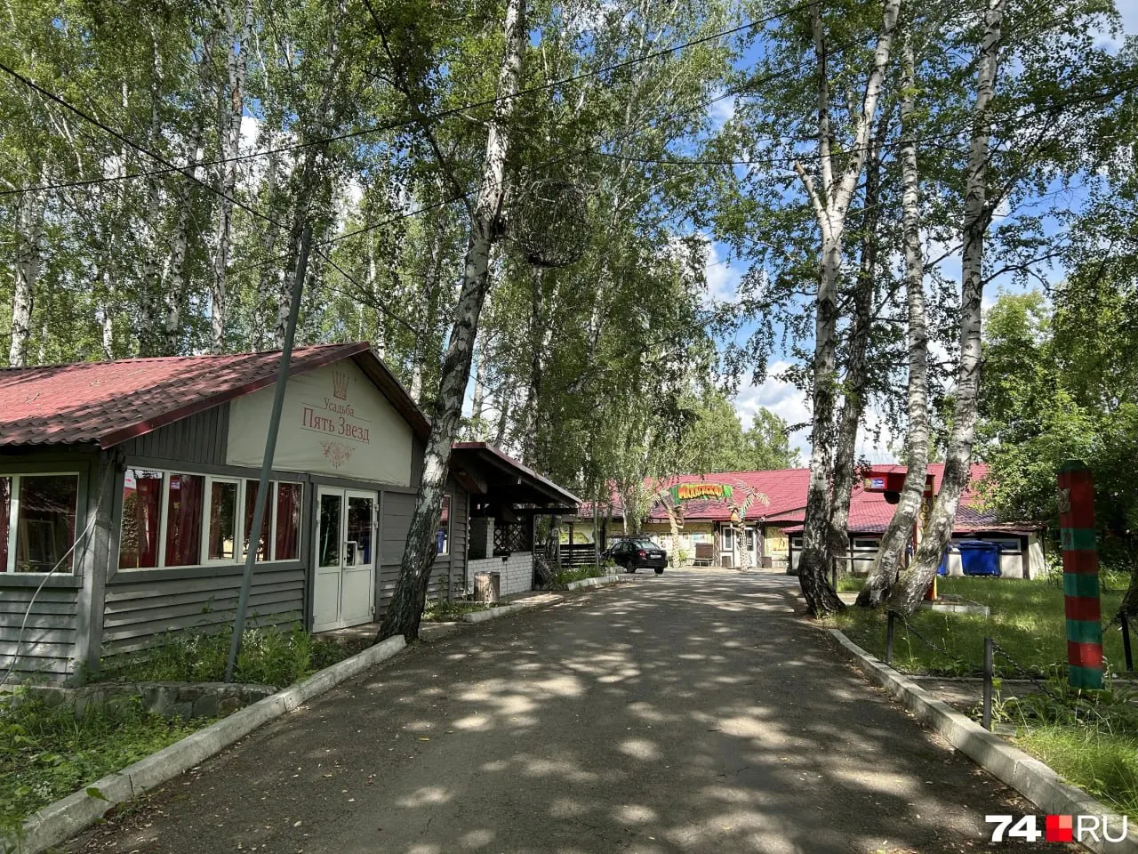 28 июня на базе отдыха «Курочкино» произошёл конфликт, в ходе которого 42‑летний мужчина открыл стрельбу. Трое получили лёгкие ранения, подозреваемый задержан, возбуждено дело о хулиганстве.