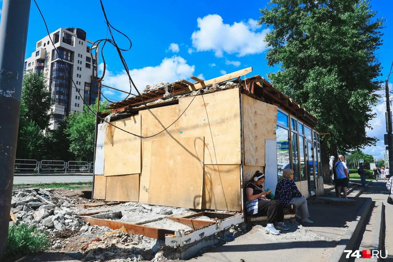 У павильона на гостевом маршруте сняли фасад и навес — пассажиры остаются без укрытия. Власти пообещали реконструкцию по дизайн‑коду и установку навеса с лавочками к 20 июля.