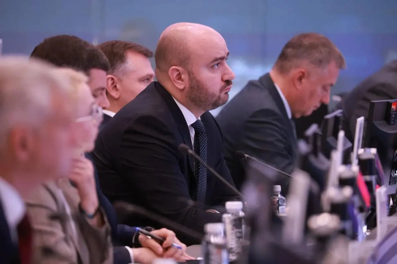 Во время рабочей поездки в Москву губернатор Самарской области участвовал в совещании под руководством вице‑премьера, где обсуждали поставки бензина и дизеля, стабилизацию рынка и обеспечение сельского хозяйства топливом.