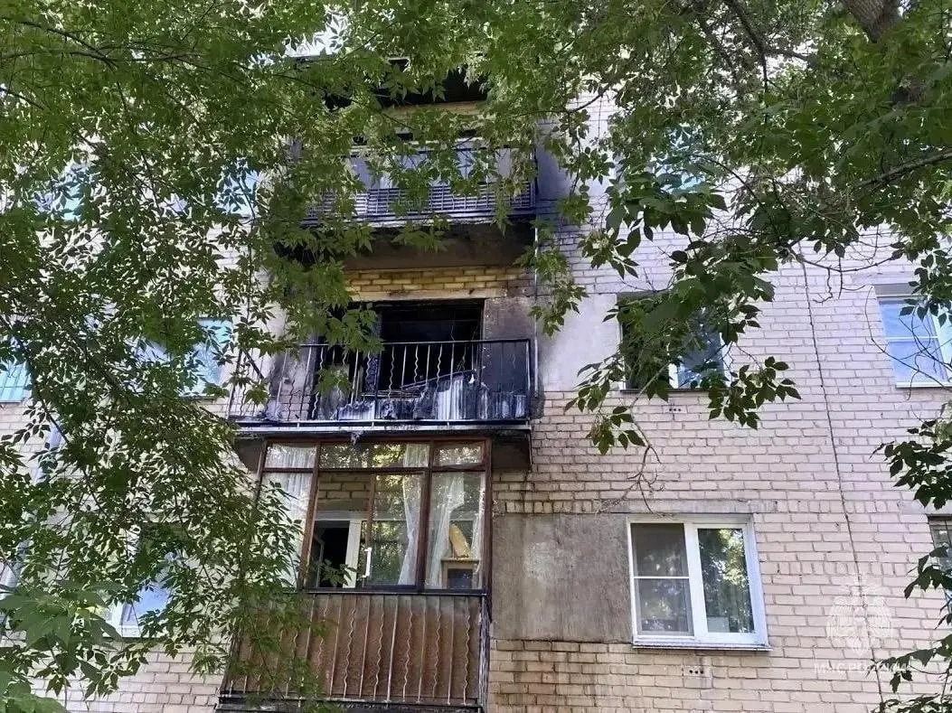 На балконе третьего этажа в Ленинском районе загорелись вещи. Пожарные эвакуировали пожилую женщину и ещё 10 человек, включая двух детей.