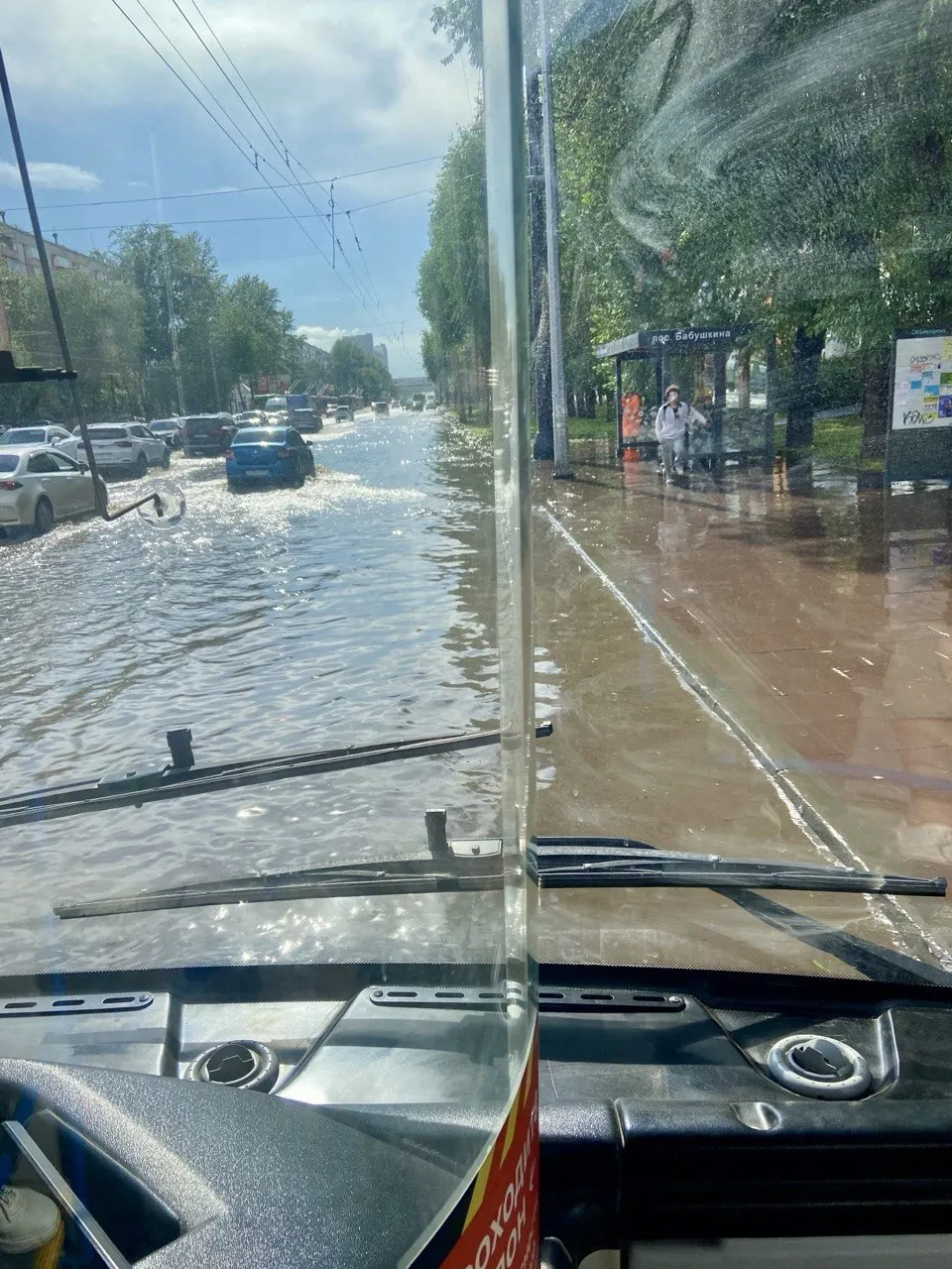 Жители сообщают, что троллейбусы по-прежнему не курсируют, при этом автобусы продолжают ездить по маршрутам.