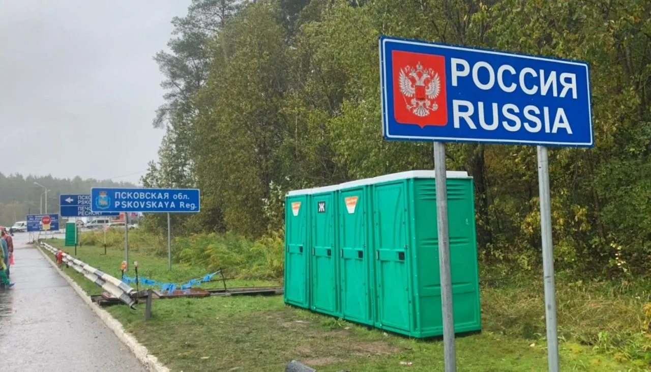 В рамках 21-го пакета санкций рассматривается полный визовый запрет для тех, кто служил в российских вооружённых силах или прокси‑группах с начала полномасштабного вторжения. Правозащитники указывают на нерешённые вопросы идентификации, статуса срочников и дезертиров.
