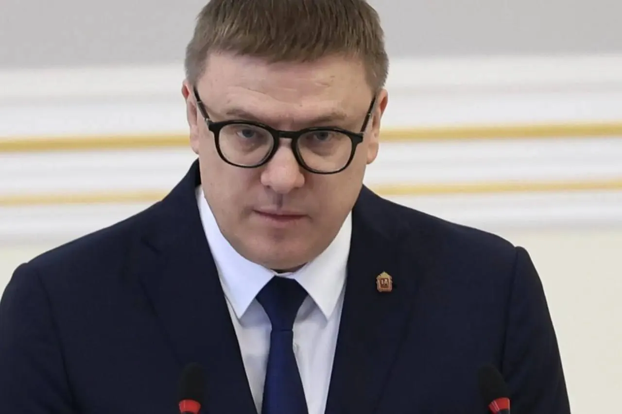 Губернатор Алексей Текслер поручил наладить работу муниципальных штабов для контроля за топливным рынком: рост цен особенно заметен на независимых АЗС.
