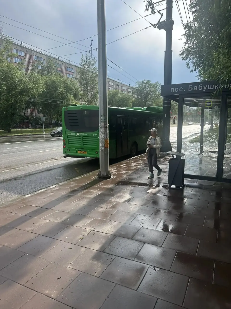 Администрация заявила, что вода на улице Кашириных убрана и опубликовала подтверждающее фото. На участке оставят дежурную бригаду на случай нового дождя.