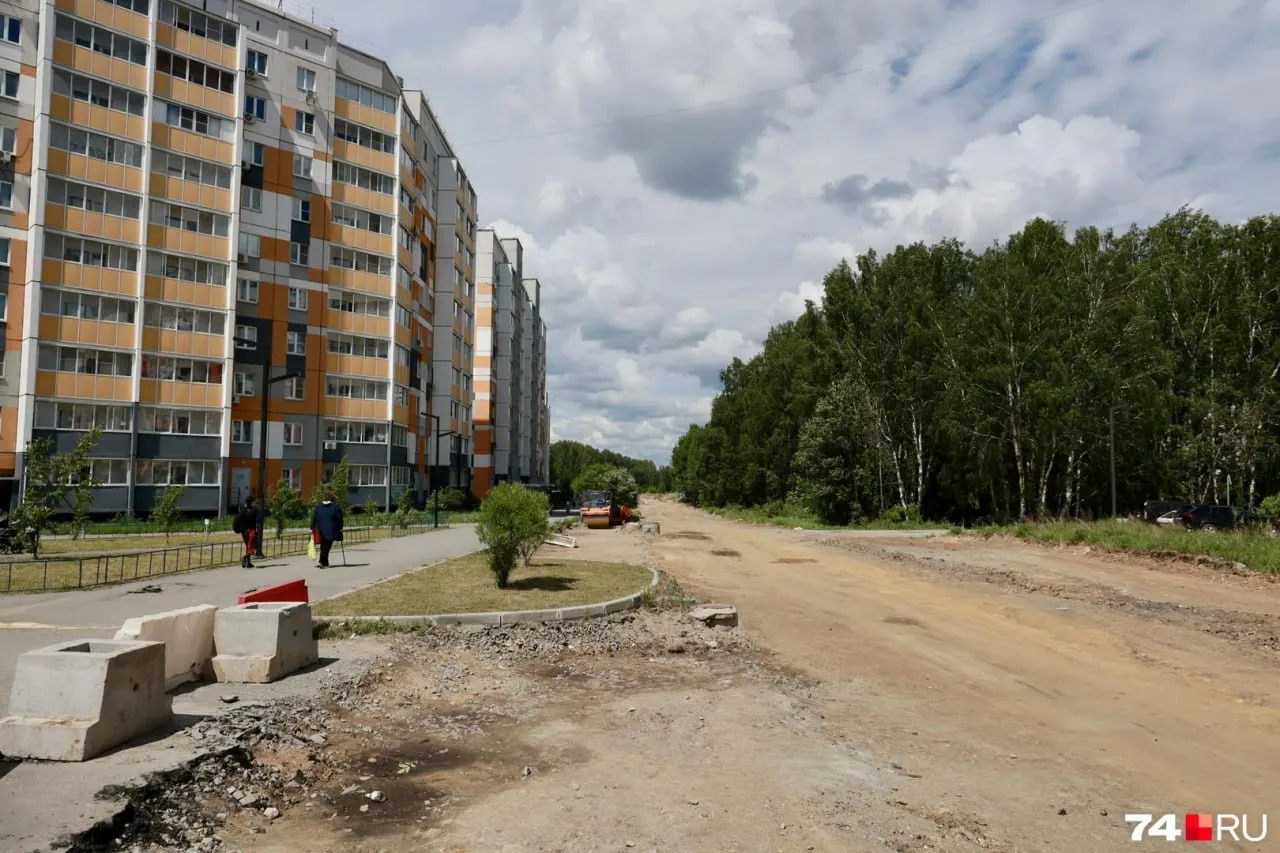 Техника на стройплощадке простаивает, рабочих не видно. По контракту подрядчик должен завершить 400‑метровый участок к октябрю, контракт заключён на 43,5 млн рублей.