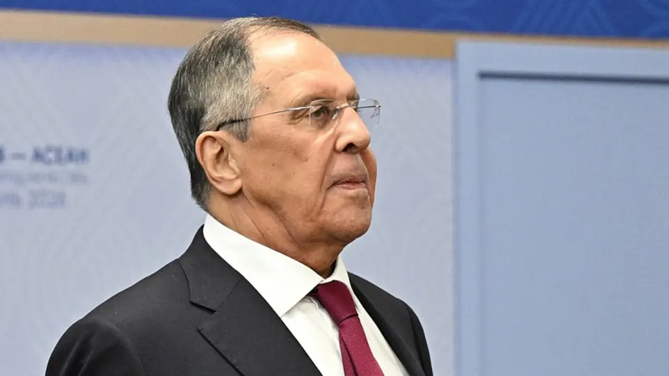 После ночной массированной атаки дронов на Московский регион, приведшей к пожарам на НПЗ и в торговом комплексе, власти заявили о регулярных групповых ударах по стратегическим объектам Украины.