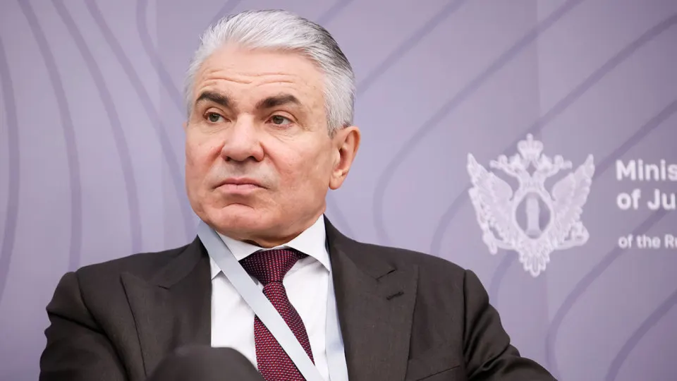 Заместитель министра юстиции изложил идею, чтобы владельцы нейросетей отвечали за «фильтры национальной безопасности» и не допускали вреда суверенитету; власти обсуждают создание «суверенных» моделей, бизнес предупреждает о проблемах изоляции.