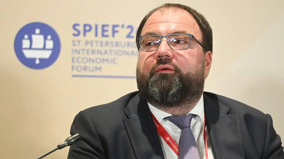 Минцифры объявило о планах внедрить обязательную возрастную идентификацию на онлайн‑платформах; рассматриваются варианты через «Госуслуги» и ИИ, эксперты предупреждают о рисках утечек данных.