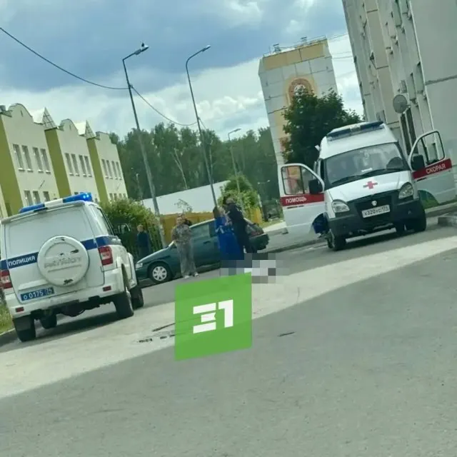 Подростка обнаружили возле дома — скорая и полиция прибыли, но помочь не смогли. Следственный комитет выясняет обстоятельства; признаков преступления пока не выявлено.