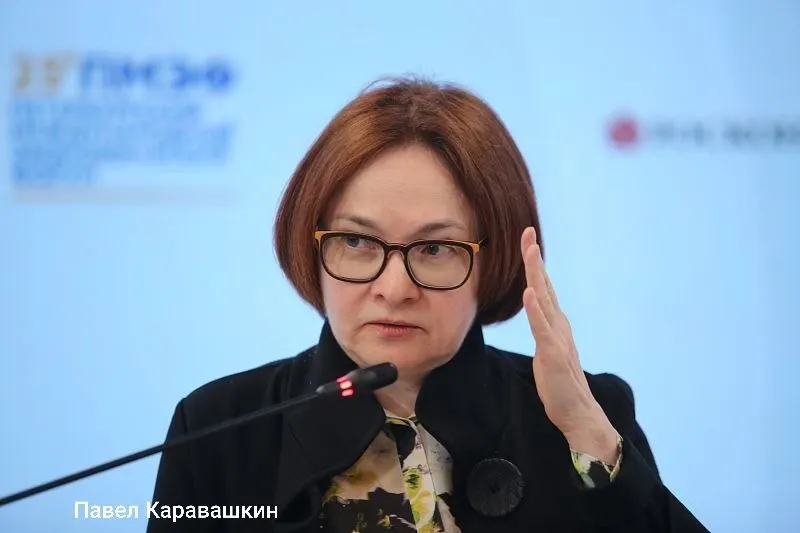 Глава Центробанка уедет на похороны своего советника Алексея Можина, который более 30 лет представлял Россию в МВФ. На сессии ПМЭФ по устойчивому экономическому росту выступят другие ключевые министры.
