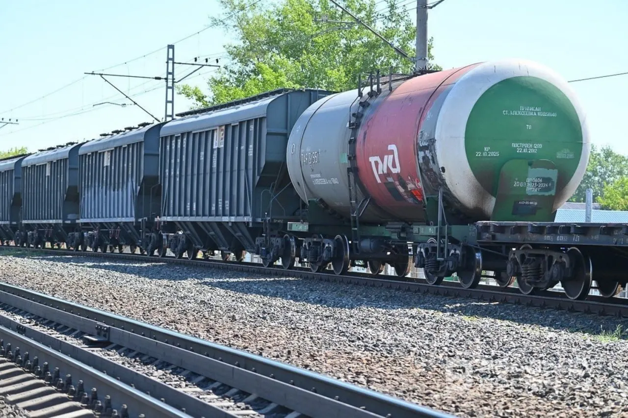 Штаб организован для бесперебойного приёма и доставки нефтяных грузов, с особым вниманием к поставкам авиакеросина в аэропорты и постоянным мониторингом перевозок.