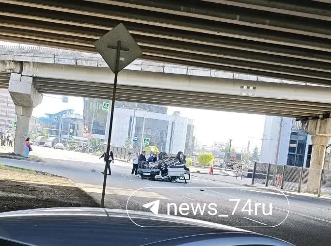 Под мостом у железнодорожного вокзала утром столкнулись Haval и «Лада Нива», в результате «Нива» опрокинулась; по данным ГАИ, обошлось без пострадавших.
