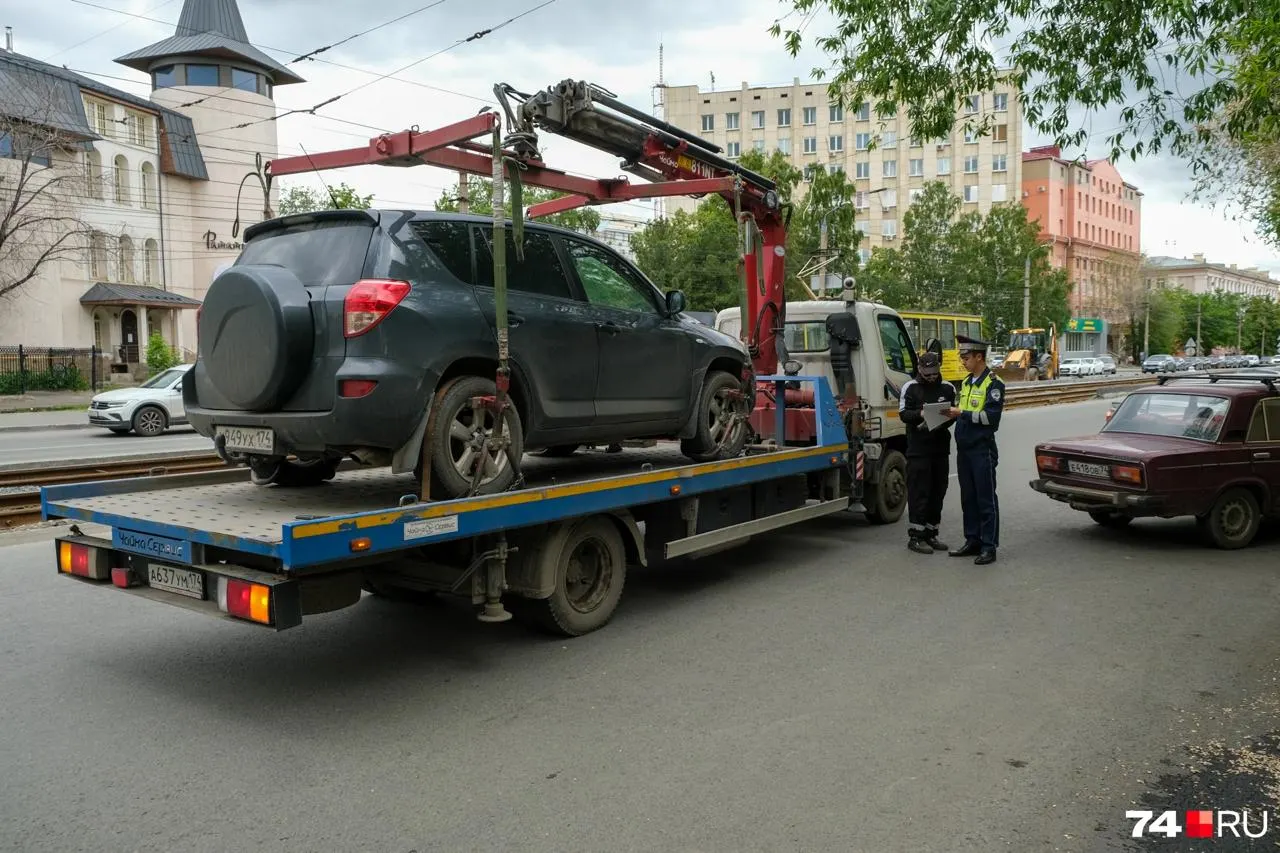 В Челябинске появился чат-бот, который по госномеру показывает, на какую штрафстоянку увезли автомобиль. Пока подключены две площадки — на Энгельса и Ворошилова; в боте есть инструкции и контакты для вопросов.