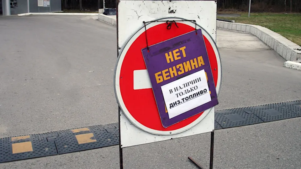 Из‑за ударов по нефтеперерабатывающей инфраструктуре и нарушений логистики власти вводят талоны и лимиты на бензин; приоритет отпуска — для экстренных служб, сроки снятия ограничений зависят от восстановления поставок.
