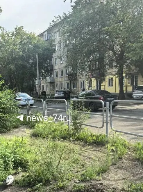 56‑летний водитель погиб утром на улице Вагнера после удара в стоящий Nissan Almera; автомобиль затем влетел в забор.