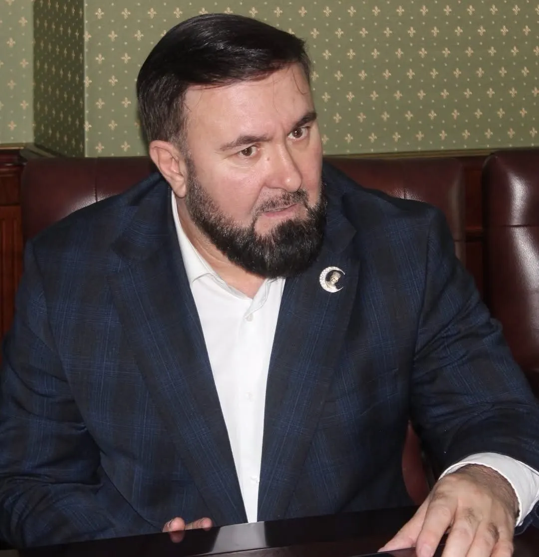По распоряжению Кремля омбудмен Чечни получил грамоту за заслуги в укреплении законности и защите прав граждан. Ранее в адрес Солтаева выдвигали обвинения в давлении на правозащитников и в публикации спорных материалов.