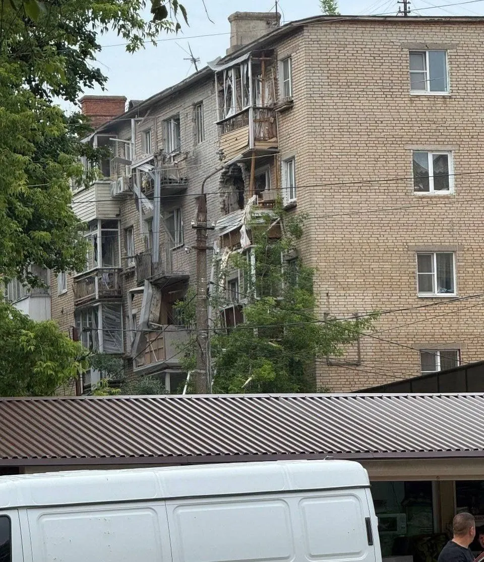 В Тульской области беспилотник врезался в многоэтажный дом, пострадавших пока не зафиксировано. По всей стране силы ПВО заявляют о сотнях сбитых БПЛА, в Москве и на крупных аэропортах ввели ограничения.