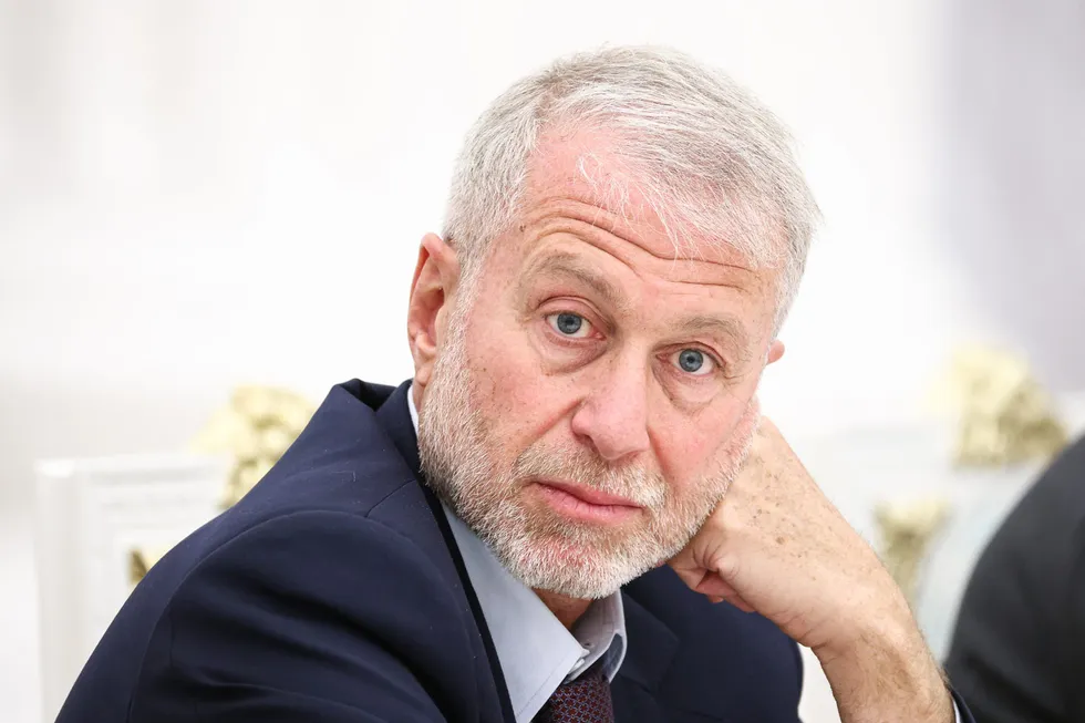 По данным нескольких источников, российский предприниматель Роман Абрамович в мае 2026 года посетил Киев, встретился с Владимиром Зеленским и передал ему предложение о личной встрече с президентом России; официальные комментарии не последовали.