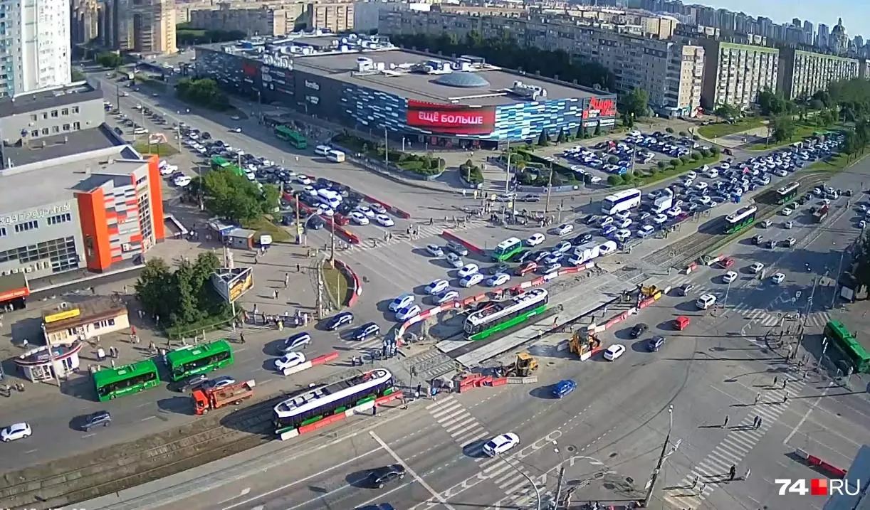 Движение для автомобилей и автобусов на улице Чичерина временно закрыто — работы по трамвайному переезду не завершены, часть маршрутов перенаправлена в объезд.