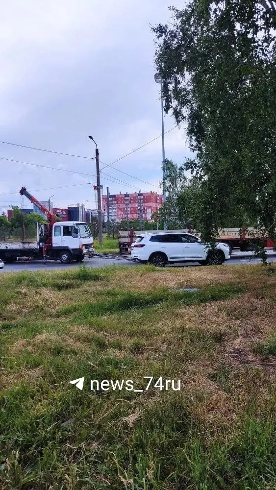 На кольце проспекта Победы и на соседних улицах образовались заторы: из кузова грузовика выпали металлические предметы, движение сильно замедлилось, водители сообщают о больших задержках.