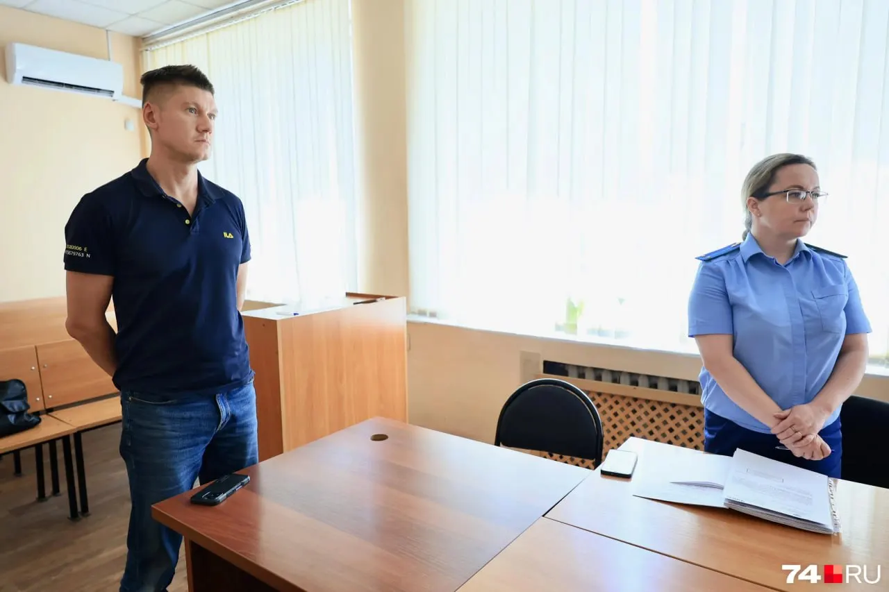 43‑летний мужчина представлял интересы дольщиков с поддельным дипломом; по делу выявлено 30 эпизодов, по девяти — признан виновным и назначено два года ограничения свободы.