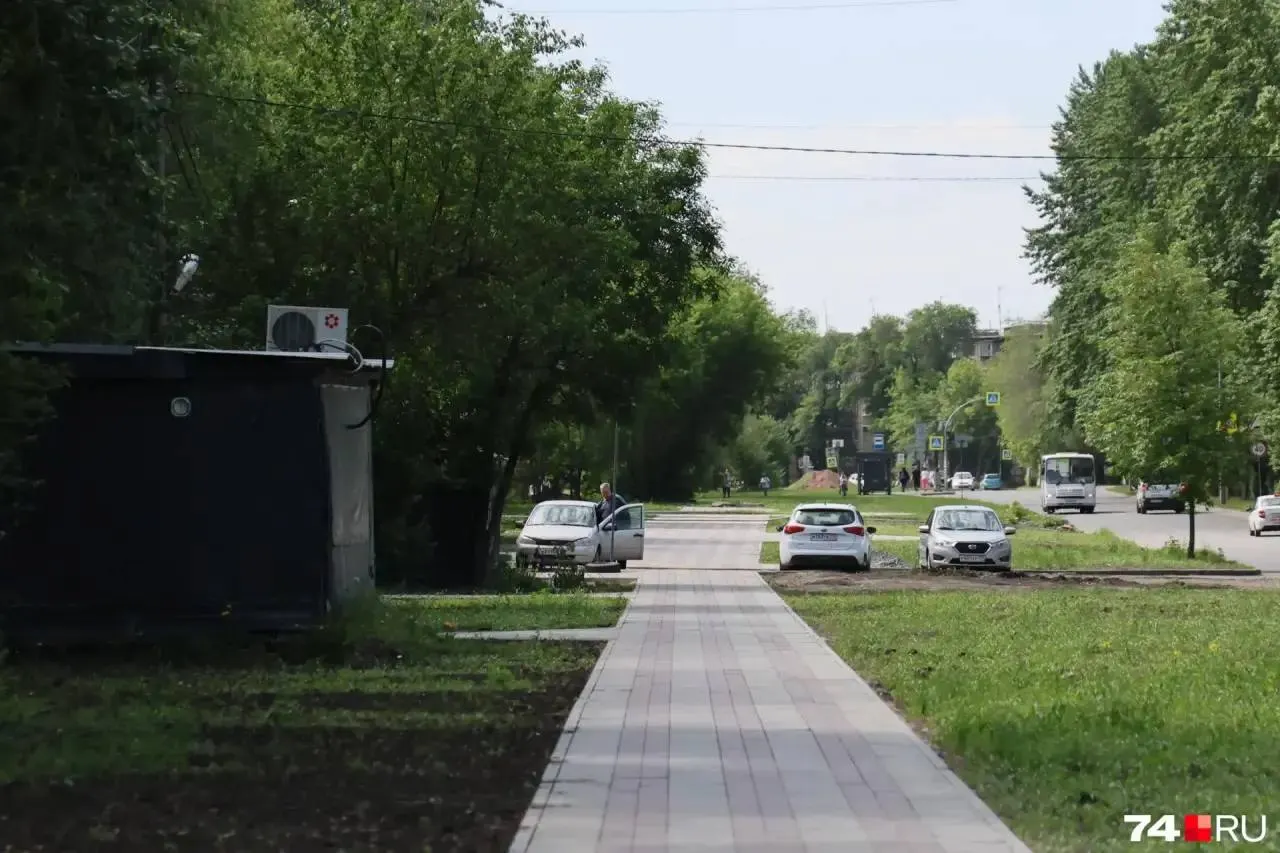 Контракт с подрядчиком разорвали из‑за нарушений: уложили плитку, но нет газонов, скамеек и освещения. Спор перешёл в суд, сроки завершения неясны.