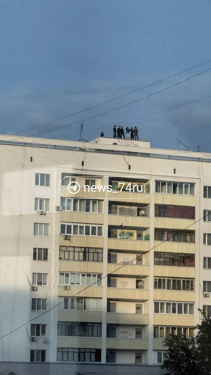 Компания подростков была замечена на крыше дома по адресу Ленина, 65. Их поведение похоже на выходки экстремалов — обстоятельства устанавливает полиция.