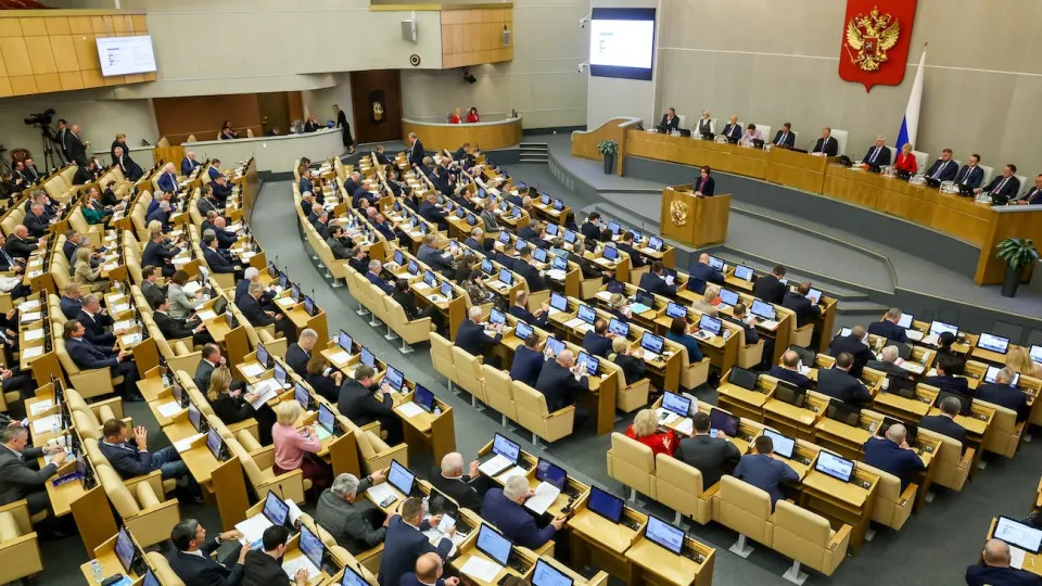 Парламент принял поправки в Бюджетный кодекс, которые дают кабмину право увеличивать расходы и внутренние заимствования сверх установленных законом лимитов — это решение связано с ростом дефицита и необходимостью оперативно реагировать на ежедневные изменения.