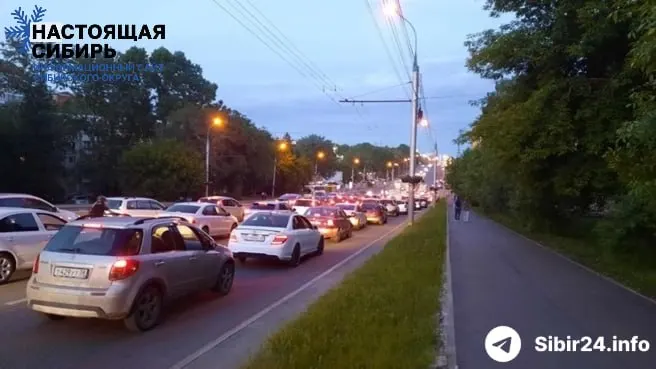 В Иркутске из‑за сокращения розничной продажи топлива образовались километровые очереди: водители проводят у колонок по 8–9 часов. Подобные ограничения уже вводят в ряде сибирских регионов.