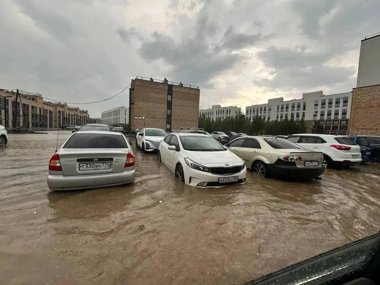 После сильного дождя подъезд и парковку жилого комплекса на Спортивной, 10 временно подтопило: жители жалуются на повторяющуюся проблему, застройщик связывает это с перегрузкой ливнёвой системы и необходимостью дополнительной прочистки.