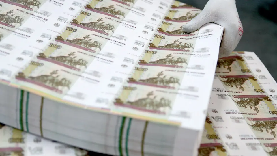 В мае объём наличных в обращении вырос рекордно — ещё на 381,2 млрд рублей; с начала года наличных стало больше на 1,09 трлн. Эксперты связывают это с неопределённостью, отключениями интернета и снижением ставок. Центробанк ужесточил контроль за операциями с наличными.