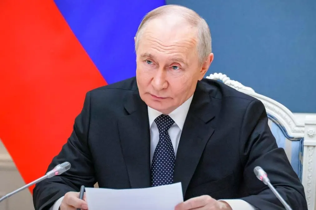 Президент подписал поправки, позволяющие российским должникам временно не выполнять обязательства по депозитам перед иностранцами из стран, признанных «недружественными». Мера вступила в силу 1 июня 2026 года.