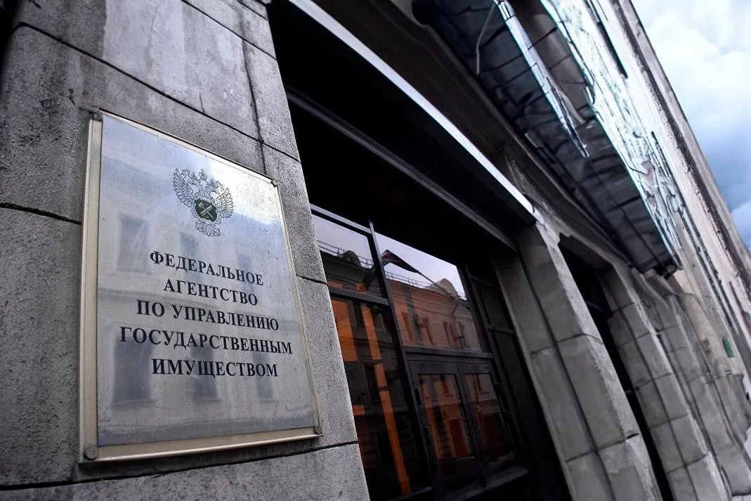 Закон отменяет ценовой порог и шестимесячную паузу между несостоявшимися аукционами, вводит реестр оценщиков и ужесточает требования к организаторам торгов; отдельно прописана норма о религиозном имуществе.