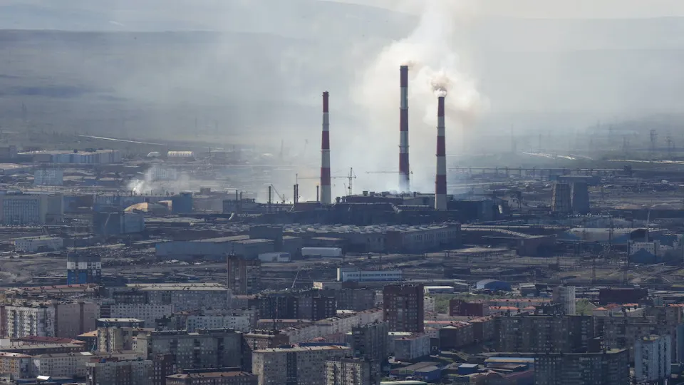 В мае объёмы промышленного производства в России упали на 0,7% в годовом выражении: особенно сильно пострадали нефтепереработка и металлургия, что усиливает риски для экономики и бюджета.