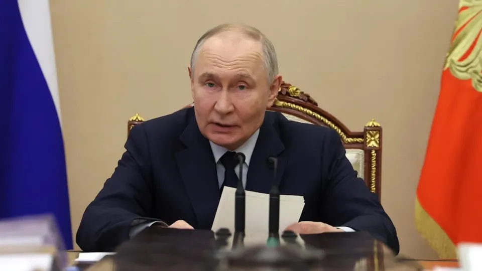 Президент заявил, что «инвестиционной паузы нет», объяснил причины сдержанности вложений и оценил меры власти. За первый квартал инвестиций упало на 14,3%, крупнейшие компании сократили вложения, а бюджетные возможности для стимулирования ограничены.