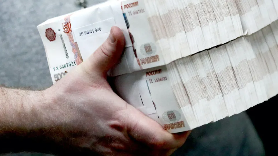 Банк фиксирует повышенный отток в «кэш» — в апреле из банков вышло рекордно много наличных, а с мая 2025 года суммарный отток превысил 2,5 трлн руб. Центробанк ужесточил контроль за снятием и внесением наличных.