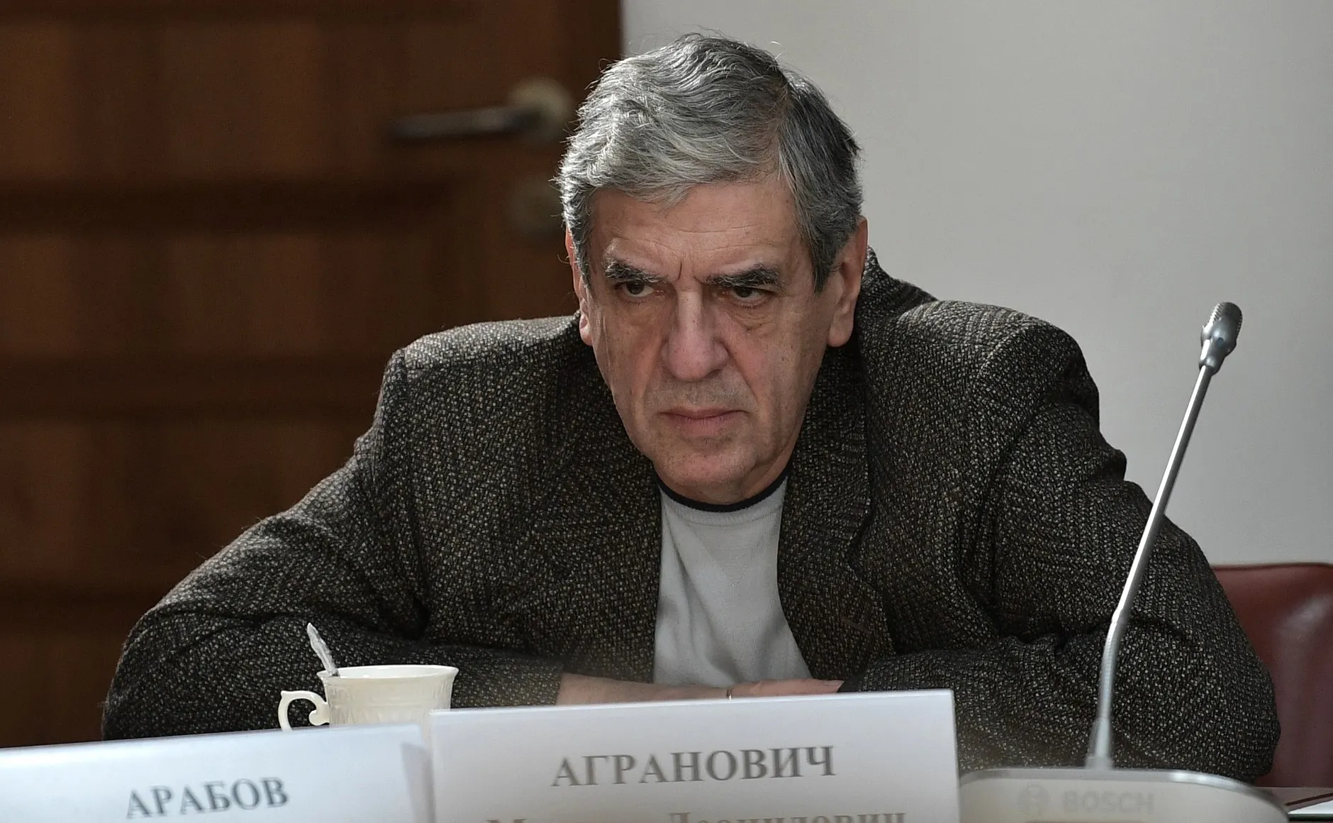 Операторский факультет ВГИК предложил абитуриентам бесплатное обучение с 2027 года при условии заключения годичного контракта с Министерством обороны для службы в войсках беспилотных летательных аппаратов. Обещают общежитие, статус ветерана боевых действий и льготы, но юристы предупреждают о возможных нарушениях обещаний.