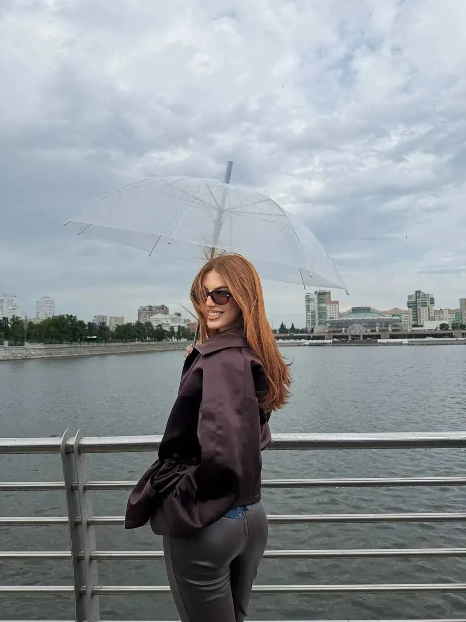 Ведущая тревел‑проекта провела день в Челябинске: ей пришлось устроить перформанс в музее, учиться лепить уральские пельмени и пройти испытание в городской библиотеке, где она добралась до хранилища редких изданий.