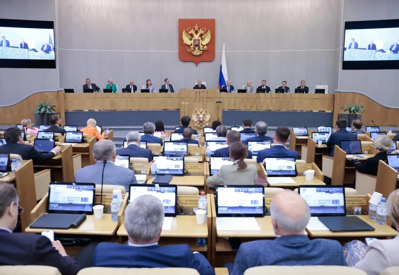 Анализ данных по законопроектной деятельности показывает: правительственные инициативы проходят в Госдуме заметно чаще депутатских, многие проекты остаются незавершёнными до смены парламента.
