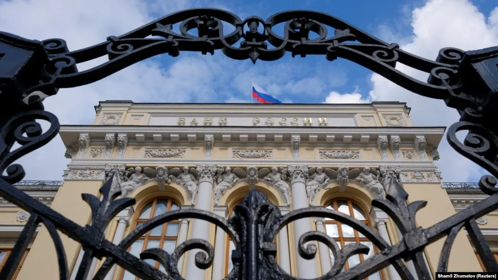 Банк России снизил прогноз роста экономики на 2026 год до 0–1% и повысил прогноз инфляции до 6–7%. Оценка дефицита бюджета составила около 3,6% ВВП (примерно 8,2 трлн руб.), но это предварительная оценка регулятора.