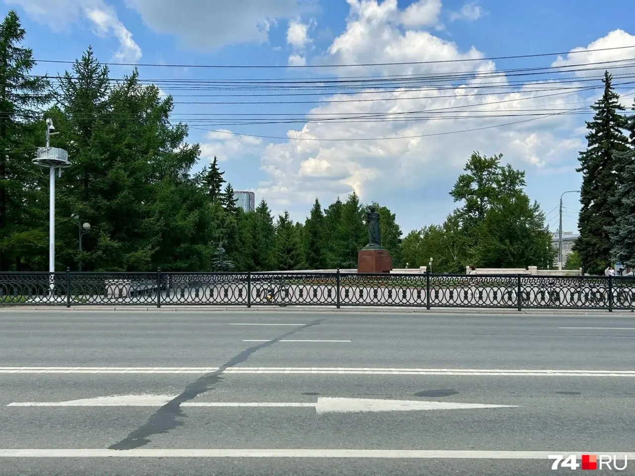 Кашпо сняли из‑за повреждений и вандализма — посадки обновят, часть горшков вернут на следующей неделе, в композиции добавят колеусы, бархатцы и монетчатый вербейник.